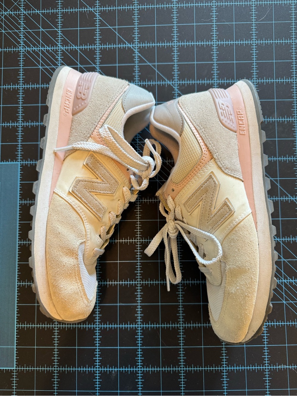 New Balance Women’s 574 Sneakers Sz 10 white gray pink